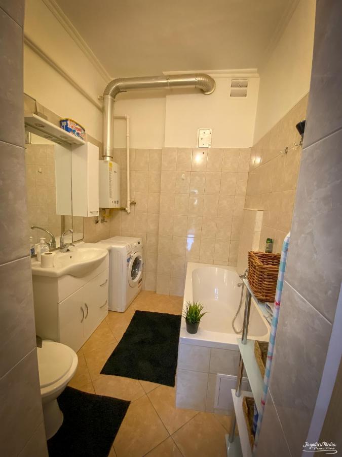 Lovely central apartment with free parking, Központhoz közeli 2 szép szobás lakás Győr Exterior foto